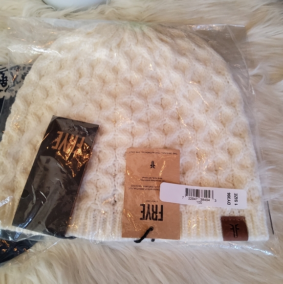 FRYE Woman's Classic Beanie - Picture 10 of 11